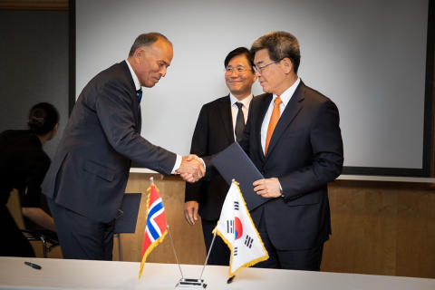左起：佐敦主席; Odd Gleditsch dy和现代重工的首席执行官; Ka Sam-Hyun，韩国贸易，工业和能源部部长Sung Yun Mo（照片：Emanuele Lombardo）